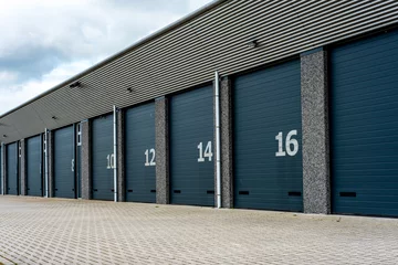 Papier Peint photo Bâtiment industriel entrepôt de stockage unitaire avec portes numérotées