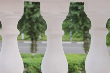 балясины на зеленом фоне