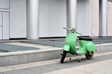 Fototapeta premium Motorroller am Straßenrand in Berlin