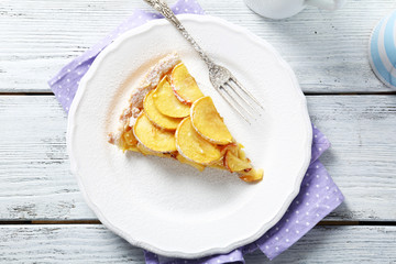 slice apple tarte with sugar