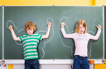 Zwei Schüler beim Kräftmessen 