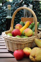 Korb mit Obst und Gemüse