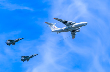 Fototapeta na wymiar MOSCOW /RUSSIA - MAY 9: Il-78 (Midas) aerial tanker demonstrates refueling of 2 MiG-31 