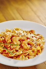 Farfalle com molho de tomate rústico e camarão