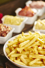 Porção de batatas fritas com catchup