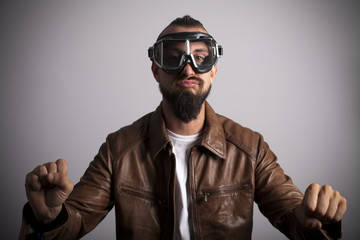 Hipster con gafas vintage acelerando