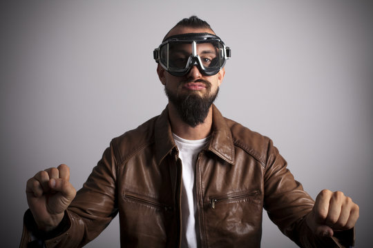 Hipster con gafas vintage acelerando