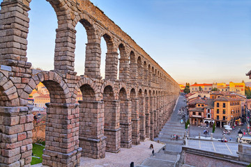 Ancient Roman aqueduct on Plaza del Azoguejo square in Segovia, Spain - obrazy, fototapety, plakaty