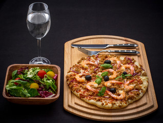 Tuna pizza with shrimp and salad, cutlery