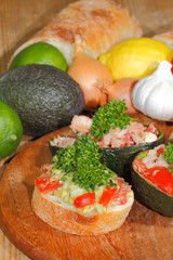 Avocado, Ciabatta, Guacamole, Garnelen, Thunfisch, Tomatensalat