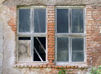 alte Fenster an Lagerhaus