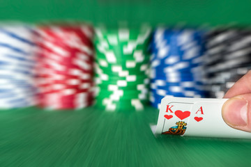 gute Pokerkarten mit Pokerchips - 84754616