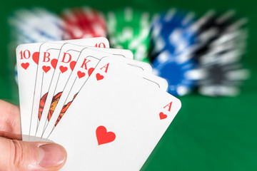 gute Pokerkarten mit Pokerchips - 84754698