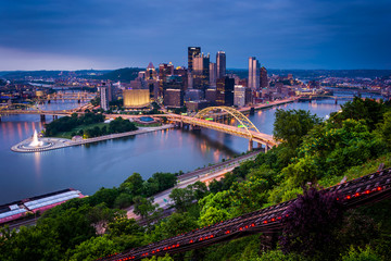 Fototapeta na wymiar Evening view of Pittsburgh from the top of the Duquesne Incline