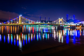 Fototapeta na wymiar The Roberto Clemente Bridge at night, in Pittsburgh, Pennsylvani