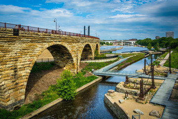Fototapeta premium View of Mill Ruins Park and the Stone Arch Bridge in Minneapolis