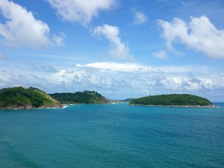 Obraz premium Green island with blue sea and blue sky