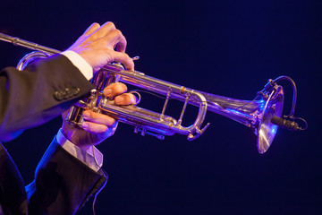 Hsnds playing trumpet