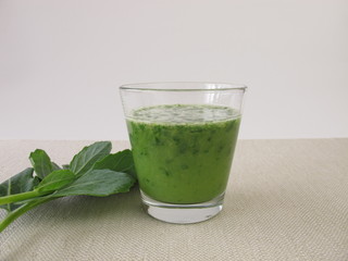 Grüner Smoothie mit Kohlrabiblättern