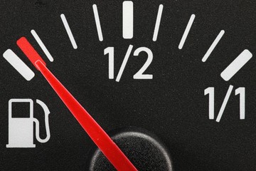 analoge Tankanzeige eines Autos - leer