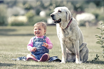 Freunde - Kind und Labrador