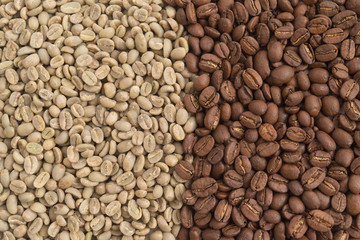 Geröstete und ungeröstete Kaffeebohnen