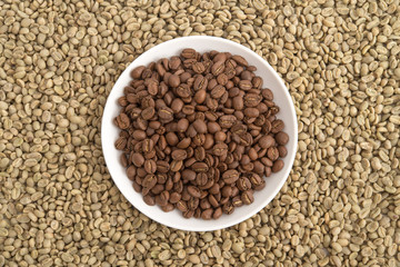 Geröstete und ungeröstete Kaffeebohnen