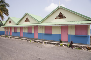 Fototapeta na wymiar Bunte Häuser in der Karibik