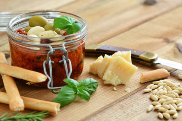 Parmesan, Basilikum, Pinienkerne - Zutaten f&uuml;r Tomatenpesto