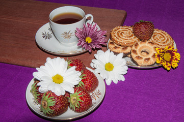 Strawberry and cookies