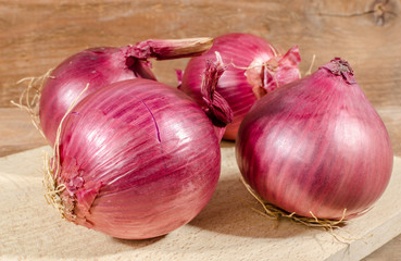 Fresh bulbs of red onions