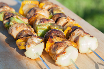 Grilled skewers with turkey, peppers and mushrooms.