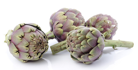 Obraz premium Fresh green purple artichokes