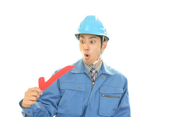 驚いた表情の作業員