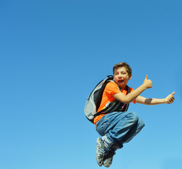 kind mit rucksack