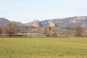 Naklejka premium Montañas y campos de Huesca