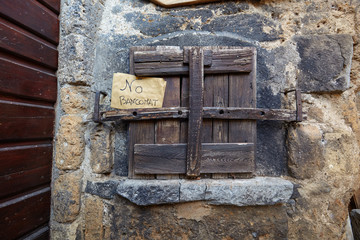 "no bancomat" text on wood door