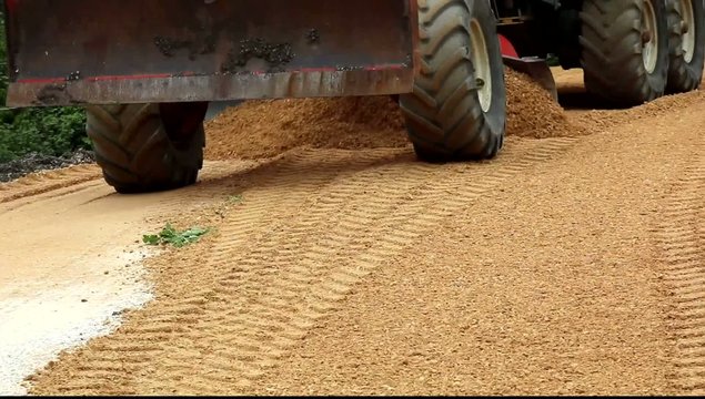 Niveleuse en travail