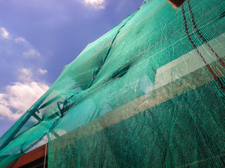 Baugesrüst mit grünem Netz abgedeckt