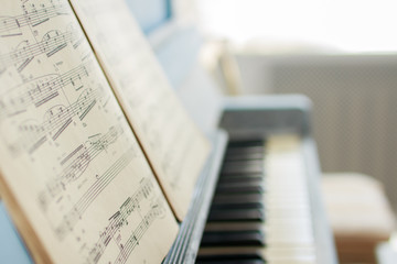 the music notes on the piano
