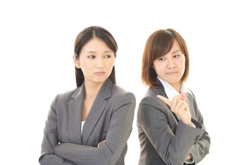喧嘩をする女性