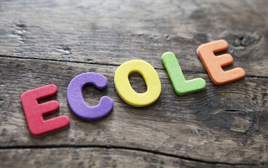 école mot en lettres de couleurs