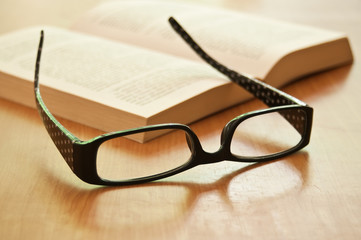 lunettes de vue posées sur un livre ouvert