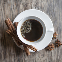 tasse de café noir anis et bâtons de cannelle vue de dessus
