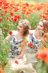 Obraz na płótnie Canvas Free Happy Mother And Adult Daughter Enjoying Nature In Poppy 