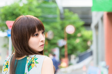 振り返る女の子
