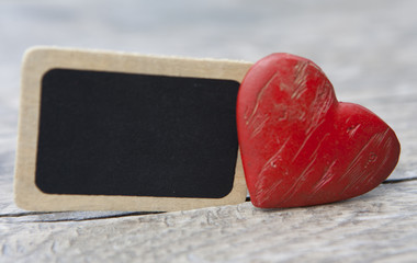 tableau noir de publicité et cœur de saint valentin
