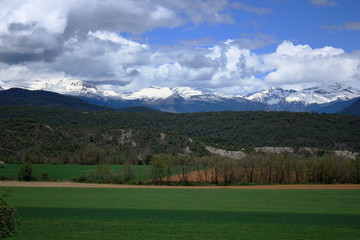 Fototapeta na wymiar Montañas de Ordesa en día nublado, el valle, los Pirineos, cerca de Ainsa, montaña, nubes, cielo azul, las rocas 
