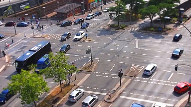 Verkehrskreuzung - Stra&szlig;enverkehr in Hamburg