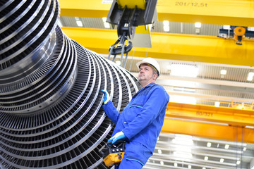 Arbeiter an einer Turbine im Maschinenbau 